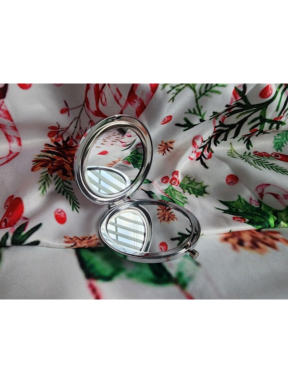 Redken Sabrina Carpenter Makeup Mirror Compact